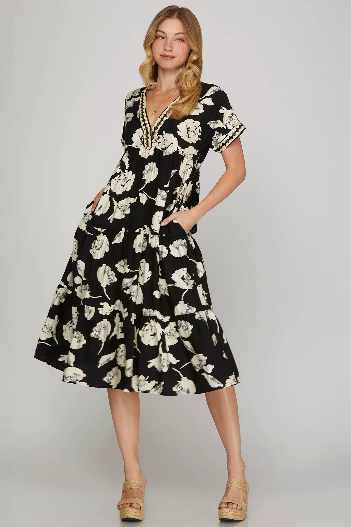 Drop Shouldered Tiered Midi Dress in Black Large